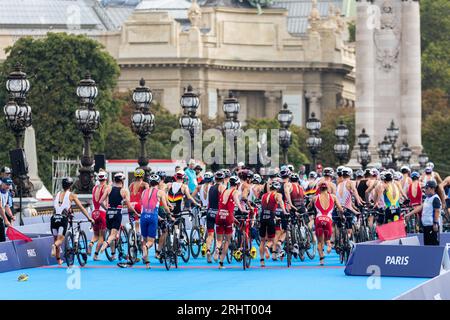 Parigi, Francia. 18 agosto 2023. I triatleti hanno visto passare dal ciclismo alla corsa durante il test individuale maschile. Un anno prima dell'inizio dei Giochi Olimpici, l'organizzazione di Parigi 2024 sta svolgendo quattro prove di triathlon tra il 17 e il 20 agosto, con l'obiettivo di testare vari dispositivi sportivi. Nell'evento individuale maschile, il britannico Alex Yee ha vinto. Il portoghese Vasco Vilaka era al secondo posto seguito dal francese Dorian Coninx. (Foto di Telmo Pinto/SOPA Images/Sipa USA) credito: SIPA USA/Alamy Live News Foto Stock