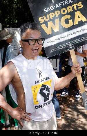 Burbank, CA. 18 agosto 2023. Alec Mapa al SAG-AFTRA e alla WGA Strike ai Warner Brothers Studios di Burbank, California, il 18 agosto 2023. Crediti: Faye Sadou/Media Punch/Alamy Live News Foto Stock