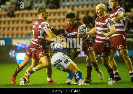 Joe Cator dell'Hull FC viene placcato durante il BetFred Super League match tra Wigan Warriors e Hull Football Club al DW Stadium di Wigan venerdì 18 agosto 2023. (Foto: Ian Charles | mi News) crediti: MI News & Sport /Alamy Live News Foto Stock