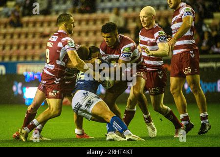 Joe Cator dell'Hull FC viene placcato durante il BetFred Super League match tra Wigan Warriors e Hull Football Club al DW Stadium di Wigan venerdì 18 agosto 2023. (Foto: Ian Charles | mi News) crediti: MI News & Sport /Alamy Live News Foto Stock