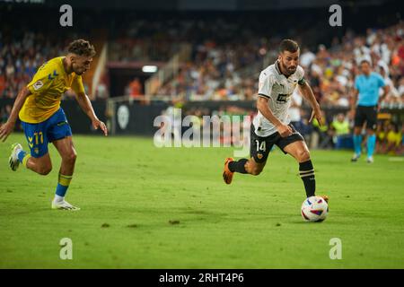 Jose Gaya di Valencia CF in azione durante la Liga EA Sport Regular Season Round 2 il 18 agosto 2023 allo Stadio Mestalla (Valencia, la Liga EA SP Foto Stock