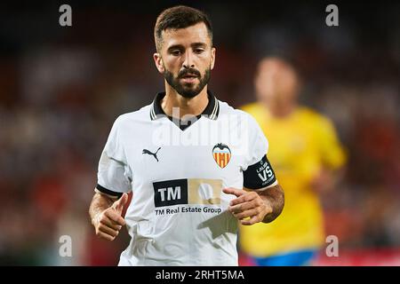 Jose Gaya (Valencia CF, n. 14) reagisce durante il match di LaLiga tra Valencia CF e UD Las Palmas a Mestalla il 18 agosto 2023 a Valencia, in Spagna. Foto Stock