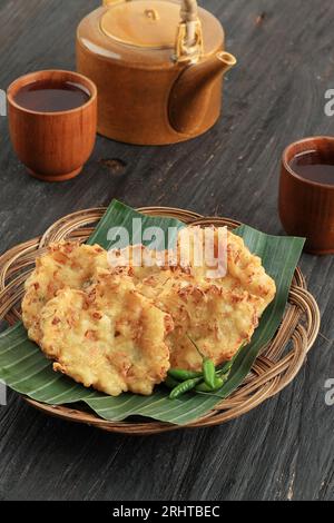 Bakwan Bala Bala, Fritter vegetale indonesiano. Popolare piatto di Street food in Indonesia Foto Stock