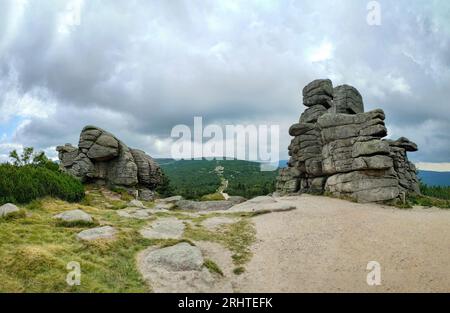 Il gruppo di rocce dei tre maiali (pol. Trzy Świnki, czes. Svinské kameny). Ubicazione al confine polacco-ceco, a un’altitudine di 1290 AMSL. Foto Stock