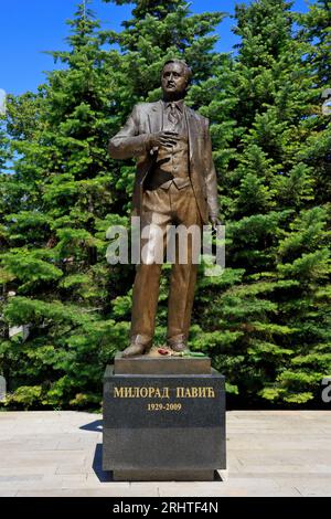 Monumento allo scrittore serbo Milorad Pavic (1929-2009) al Tasmajdan Park di Belgrado, Serbia Foto Stock