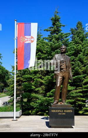Monumento allo scrittore serbo Milorad Pavic (1929-2009) al Tasmajdan Park di Belgrado, Serbia Foto Stock