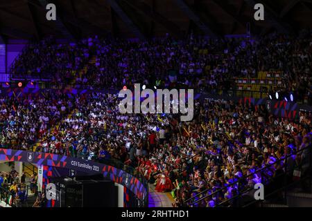 Monza, Italia. 18 agosto 2023. Tifosi italiani durante il CEV EuroVolley 2023 Women Final Round Pool B, partita di pallavolo tra Italia e Zwitzerland all'Arena di Monza, Monza. Italia 3 - 0 Svizzera (25-14, 25-19, 25-13) credito: SOPA Images Limited/Alamy Live News Foto Stock