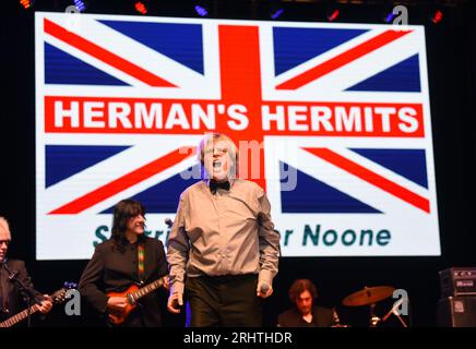 Hiawassee, Georgia, USA. 18 agosto 2023. Peter Noone sul palco per Peter Noone in Concert presso Georgia Mountain Fairgrounds, Anderson Music Hall, Hiawassee, Georgia 18 agosto 2023. Crediti: Derek Storm/Everett Collection/Alamy Live News Foto Stock