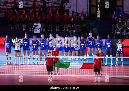 Monza, Italia. 18 agosto 2023. Italia squadra durante il CEV EuroVolley 2023 finale femminile Round Pool B partita di pallavolo tra Italia e Svizzera all'Arena di Monza, Monza. Italia 3 - 0 Svizzera (25-14, 25-19, 25-13) credito: SOPA Images Limited/Alamy Live News Foto Stock