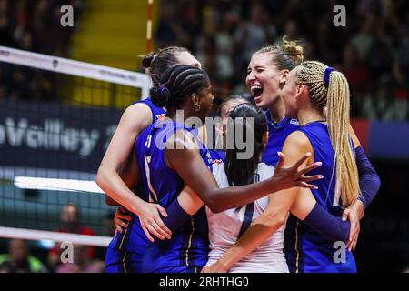 Monza, Italia. 18 agosto 2023. I giocatori italiani festeggiano durante il CEV EuroVolley 2023 Women Final Round Pool B la partita di pallavolo tra Italia e Svizzera all'Arena di Monza, Monza. Italia 3 - 0 Svizzera (25-14, 25-19, 25-13) credito: SOPA Images Limited/Alamy Live News Foto Stock