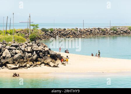 Vera Cruz, Bahia, Brasile - 11 settembre 2022: Vista del frangiflutti del terminal marittimo di Itaparica, a Bahia, Brasile. Foto Stock