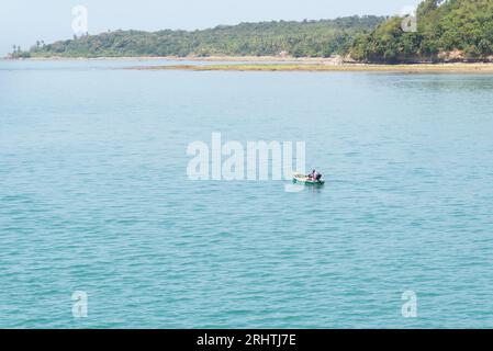 Vera Cruz, Bahia, Brasile - 11 settembre 2022: Vista sul mare che bagna l'isola di Itaparica a vera Cruz, Bahia. Foto Stock