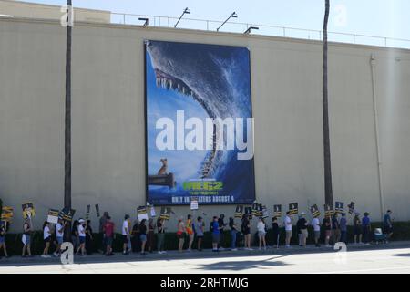 Burbank, California, USA 18 agosto 2023 Meg 2 The Trench Billboard presso Warner Bros. Studios durante SAG-AFTRA WGA Strike come attori/scrittori picchetto alla Warner Bros. Studios il 18 agosto 2023 a Burbank, California, USA. Foto di Barry King/Alamy Live News Foto Stock
