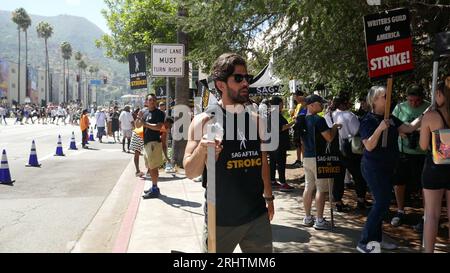 Burbank, California, USA 18 agosto 2023 Warner Bros. Studios durante SAG-AFTRA WGA Strike come attori/scrittori picchetto alla Warner Bros. Studios il 18 agosto 2023 a Burbank, California, USA. Foto di Barry King/Alamy Live News Foto Stock