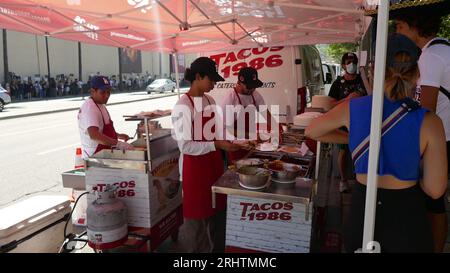 Burbank, California, USA 18 agosto 2023 Warner Bros. Studios durante SAG-AFTRA WGA Strike come attori/scrittori picchetto alla Warner Bros. Studios il 18 agosto 2023 a Burbank, California, USA. Foto di Barry King/Alamy Live News Foto Stock