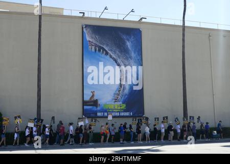 Burbank, California, USA 18 agosto 2023 Meg 2 The Trench Billboard presso Warner Bros. Studios durante SAG-AFTRA WGA Strike come attori/scrittori picchetto alla Warner Bros. Studios il 18 agosto 2023 a Burbank, California, USA. Foto di Barry King/Alamy Live News Foto Stock