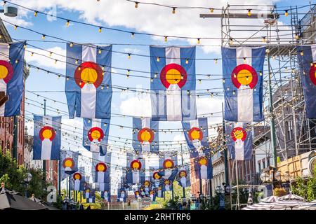 bandiere del colorado appese per strada a denver Foto Stock