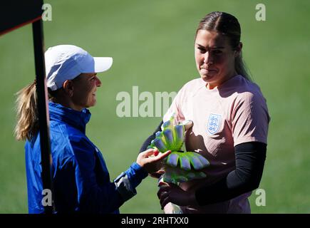 Sarina Wiegman (a sinistra) e Mary Earps durante una sessione di allenamento al Central Coast Stadium di Gosford, Australia. Data foto: Sabato 19 agosto 2023. Foto Stock