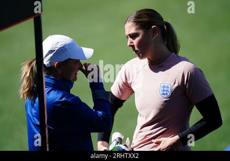 Sarina Wiegman (a sinistra) e Mary Earps durante una sessione di allenamento al Central Coast Stadium di Gosford, Australia. Data foto: Sabato 19 agosto 2023. Foto Stock