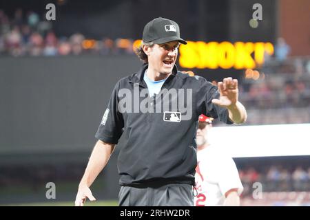 St Louis, Stati Uniti. 18 agosto 2023. John Tumpane avverte il St Louis Cardinals ha lottato per fermare l'inganno nel quinto inning contro i New York Mets al Busch Stadium di St. Louis venerdì 18 agosto 2023. L'interbase dei New Cardinals Masyn Winn batté il suo primo singolo nella Major League solo con Pete Alonso, prima base dei New York Mets, che lanciò il pallone tra la folla invece che contro il dugout dei Cardinals. I giocatori dei Cardinals stavano urlando a Tumpane dell'azione. Foto di Bill Greenblatt/UPI credito: UPI/Alamy Live News Foto Stock