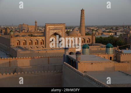 KHIVA, UZBEKISTAN - 6 SETTEMBRE 2022: Vista dall'alto dell'antica città di Ichan-Kala al tramonto. Khiva, Uzbekistan Foto Stock