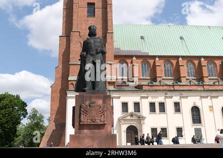 Statua di Boleslao I Chrobry primo re di Polonia nella parte anteriore del gotico Bazylika Archikatedralna Wniebowziecia Najswietszej Marii Panny ho Swietego Wo Foto Stock