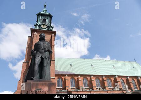 Statua di Boleslao I Chrobry primo re di Polonia nella parte anteriore del gotico Bazylika Archikatedralna Wniebowziecia Najswietszej Marii Panny ho Swietego Wo Foto Stock