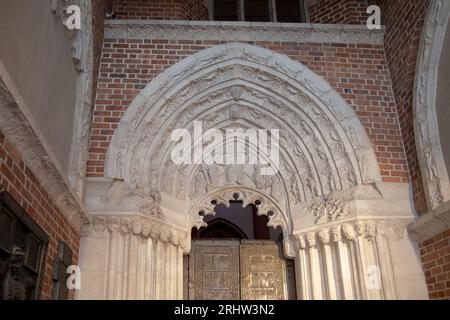 Porte Gniezno (Drzwi Gnieznienskie), decorate con scene a bassorilievo della vita di Swiety Wojciech (Sant'Adalberto di Praga), patrono di Polan Foto Stock