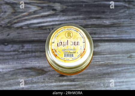 Cairo, Egitto, 5 agosto 2023: Profumo profumato di oud bianco, marchio lamset Harir o tocco di seta, makhmariya saudita per il corpo, profumo di olio oud per il corpo, mano e hai Foto Stock