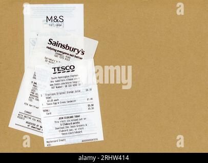 LONDRA, Regno Unito - 29 GIUGNO 2023: Ricezione dei supermercati britannici Tesco Sainsbury's e M&S. Foto Stock