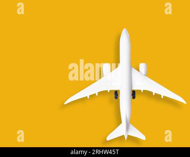 Modello di aereo, modello di aereo bianco su sfondo giallo. percorso di ritaglio Foto Stock