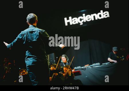 Sedgefield, Regno Unito. 18 agosto 2023. Hacienda Classical, con Graeme Park, Manchester Camerata e Peter Hook si esibiscono all'Hardwick Festival. Crediti: Thomas Jackson/Alamy Live News Foto Stock