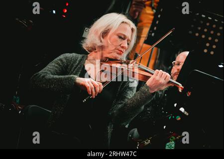 Sedgefield, Regno Unito. 18 agosto 2023. Hacienda Classical, con Graeme Park, Manchester Camerata e Peter Hook si esibiscono all'Hardwick Festival. Crediti: Thomas Jackson/Alamy Live News Foto Stock