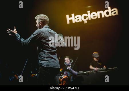 Sedgefield, Regno Unito. 18 agosto 2023. Hacienda Classical, con Graeme Park, Manchester Camerata e Peter Hook si esibiscono all'Hardwick Festival. Crediti: Thomas Jackson/Alamy Live News Foto Stock