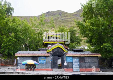 Il famoso Tempio Sacro di Muktinath nell'alta Mustang del Nepal durante il Monsone con le Green Mountains sullo sfondo Foto Stock