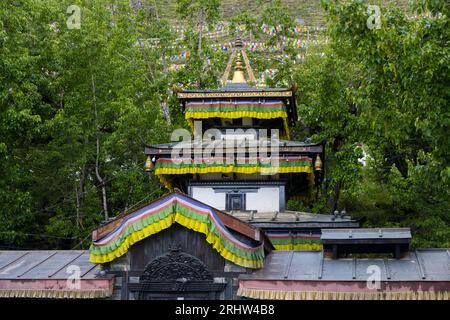 Il famoso Tempio Sacro di Muktinath nell'alta Mustang del Nepal durante il Monsone con le Green Mountains sullo sfondo Foto Stock