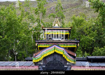 Il famoso Tempio Sacro di Muktinath nell'alta Mustang del Nepal durante il Monsone con le Green Mountains sullo sfondo Foto Stock