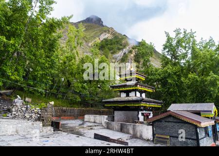 Il famoso Tempio Sacro di Muktinath nell'alta Mustang del Nepal durante il Monsone con le Green Mountains sullo sfondo Foto Stock