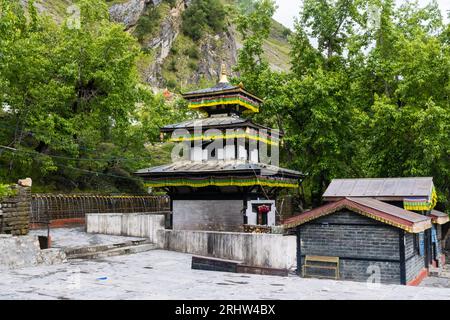 Il famoso Tempio Sacro di Muktinath nell'alta Mustang del Nepal durante il Monsone con le Green Mountains sullo sfondo Foto Stock