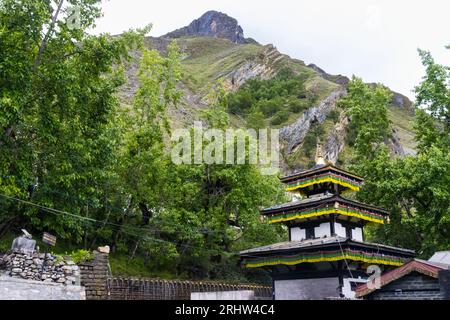 Il famoso Tempio Sacro di Muktinath nell'alta Mustang del Nepal durante il Monsone con le Green Mountains sullo sfondo Foto Stock