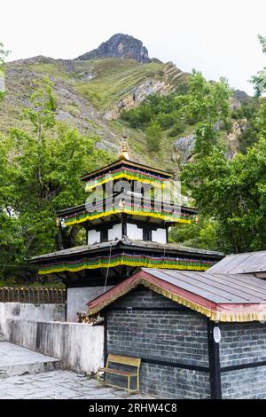 Il famoso Tempio Sacro di Muktinath nell'alta Mustang del Nepal durante il Monsone con le Green Mountains sullo sfondo Foto Stock