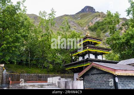 Il famoso Tempio Sacro di Muktinath nell'alta Mustang del Nepal durante il Monsone con le Green Mountains sullo sfondo Foto Stock