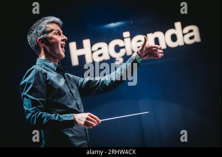 Sedgefield, Regno Unito. 18 agosto 2023. Hacienda Classical, con Graeme Park, Manchester Camerata e Peter Hook si esibiscono all'Hardwick Festival. Crediti: Thomas Jackson/Alamy Live News Foto Stock