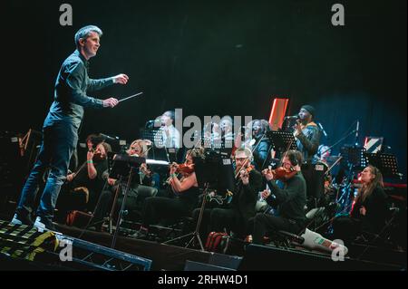 Sedgefield, Regno Unito. 18 agosto 2023. Hacienda Classical, con Graeme Park, Manchester Camerata e Peter Hook si esibiscono all'Hardwick Festival. Crediti: Thomas Jackson/Alamy Live News Foto Stock