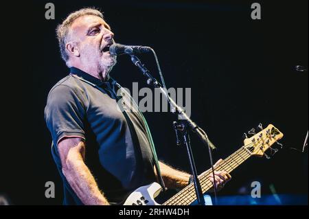 Sedgefield, Regno Unito. 18 agosto 2023. Peter Hook (Joy Division / New Order) si esibisce con Hacienda Classical all'Hardwick Festival. Crediti: Thomas Jackson/Alamy Live News Foto Stock