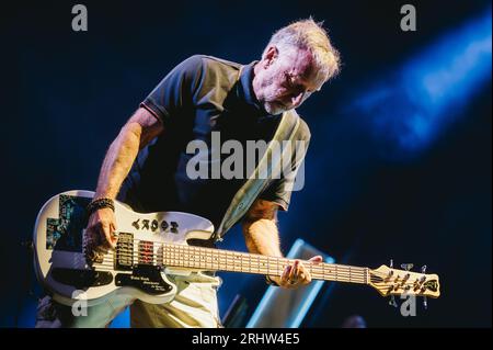 Sedgefield, Regno Unito. 18 agosto 2023. Peter Hook (Joy Division / New Order) si esibisce con Hacienda Classical all'Hardwick Festival. Crediti: Thomas Jackson/Alamy Live News Foto Stock