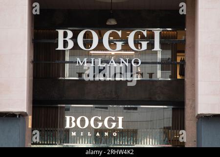 Milano , Italia - 08 07 2023 : testo del marchio boggi milano facciata cartellonistica del negozio e catena di cartelli con logo sulla facciata del negozio Foto Stock