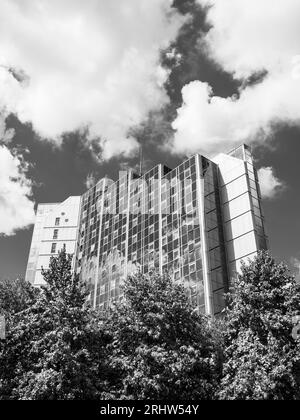 B&W Tower Block, High Rise, Apartment Block, Churchill Place, Basingstoke, Hampshire, Inghilterra, Regno Unito, Regno Unito. Foto Stock