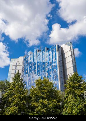 High Rise, Apartment Block, Churchill Place, Basingstoke, Hampshire, Inghilterra, Regno Unito, Regno Unito. Foto Stock