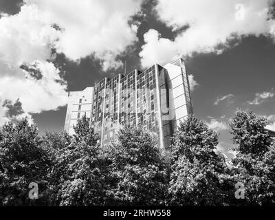 B&W Tower Block, High Rise, Apartment Block, Churchill Place, Basingstoke, Hampshire, Inghilterra, Regno Unito, Regno Unito. Foto Stock